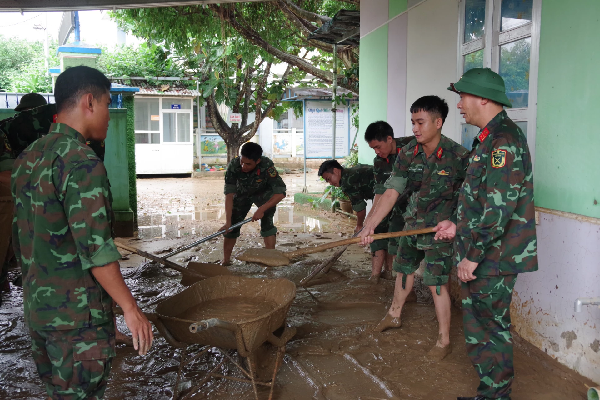 Trường Sĩ quan Thông tin hỗ trợ khắc phục hậu quả mưa lũ tại các địa phương