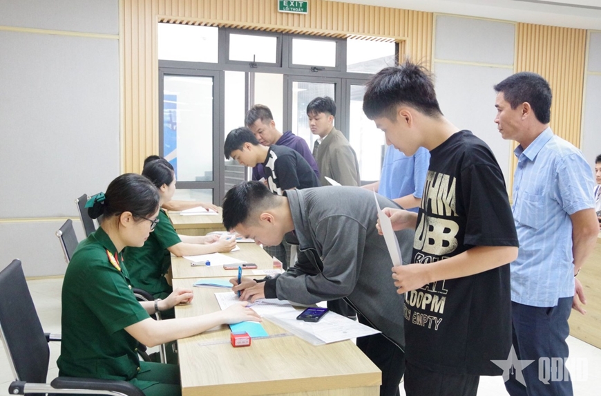 TRƯỜNG SĨ QUAN THÔNG TIN TIẾP NHẬN SINH VIÊN KHÓA MỚI