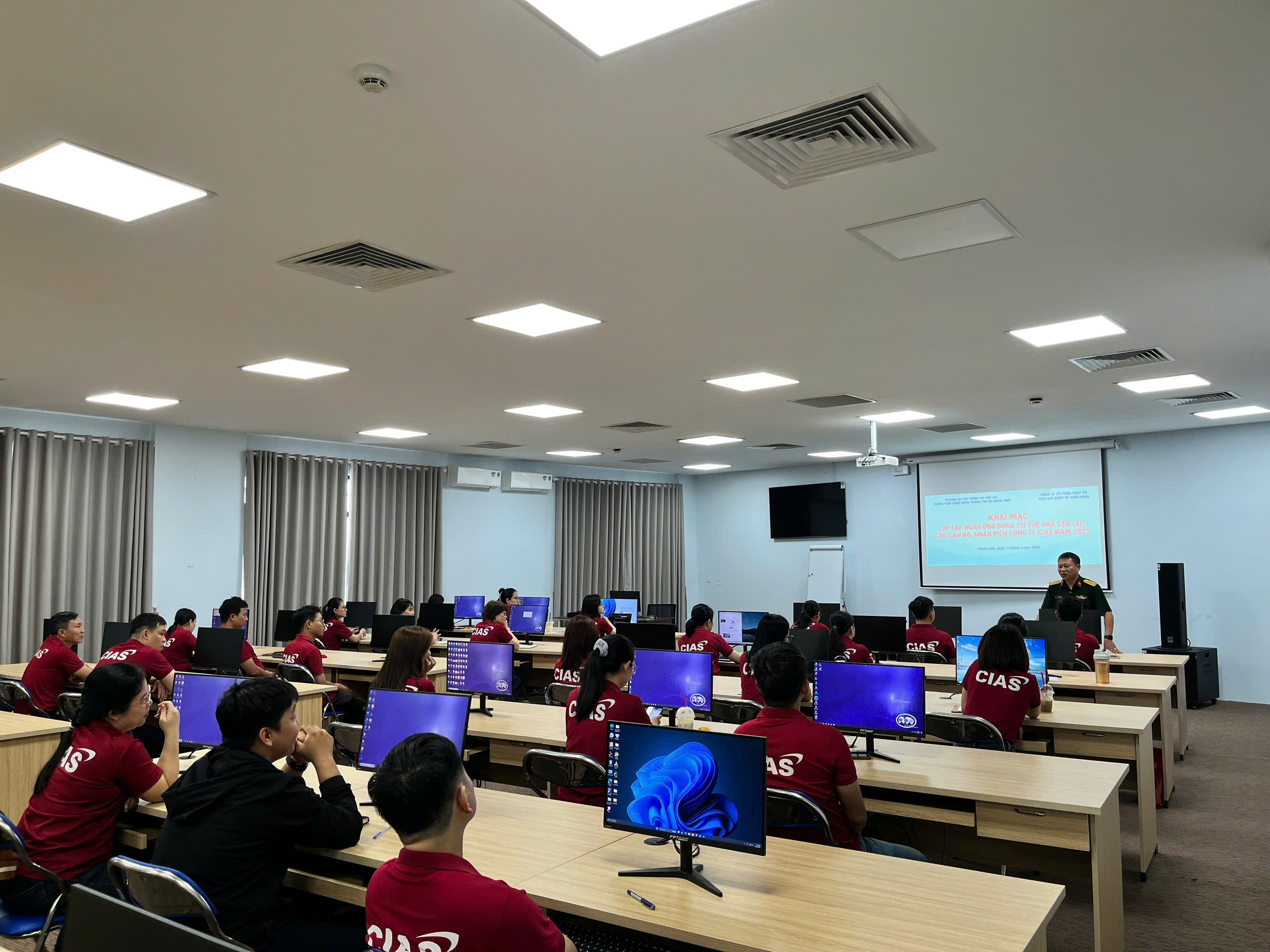 Trung tâm CNTT&NN, Đại học Thông tin liên lạc Bồi dưỡng AI cho Cán bộ Văn phòng CIAS