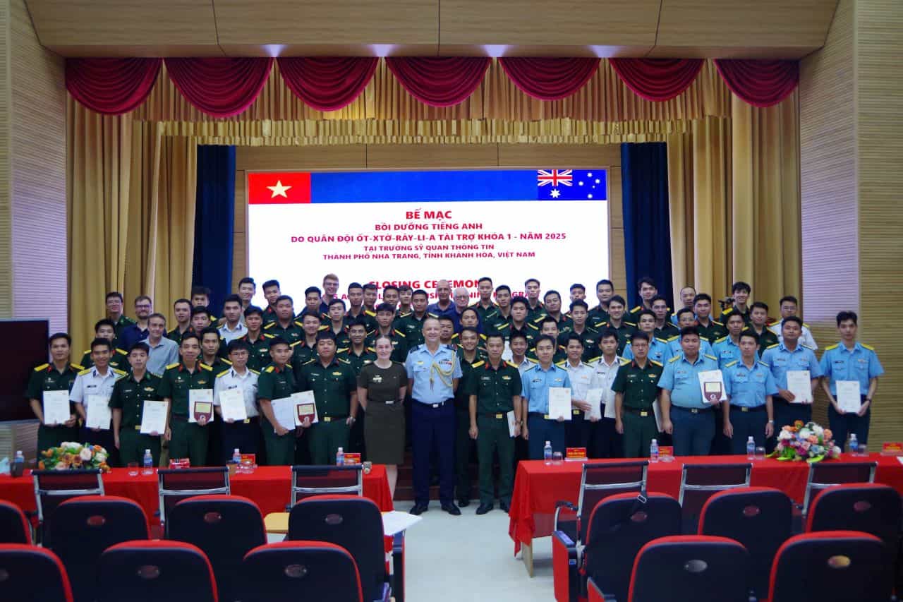 Trung tâm Công nghệ thông tin và Ngoại ngữ, Trường Sĩ quan Thông tin (Trường ĐH Thông tin liên lạc) Bế giảng khóa học tiếng Anh do Quân đội Australia tài trợ