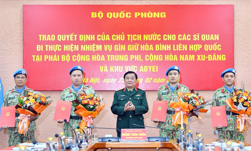 Trao Quyết định của Chủ tịch nước cho các sĩ quan gìn giữ hòa bình Liên hợp quốc