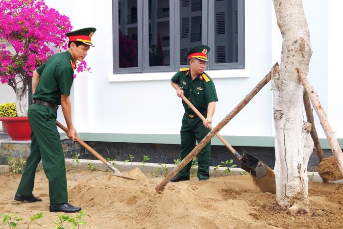 Trường Sĩ quan Thông tin tổ chức phát động hưởng ứng “Tết trồng cây đời đời nhớ ơn Bác Hồ”.