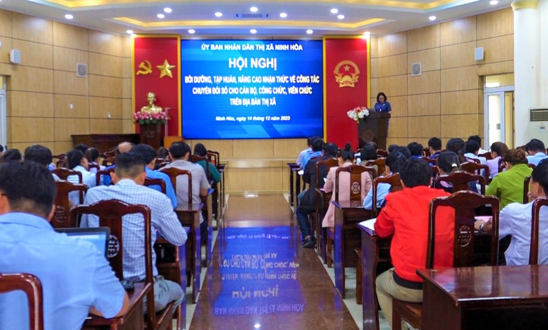 Ninh Hòa: Tập huấn chuyển đổi số cho 100 cán bộ, công chức